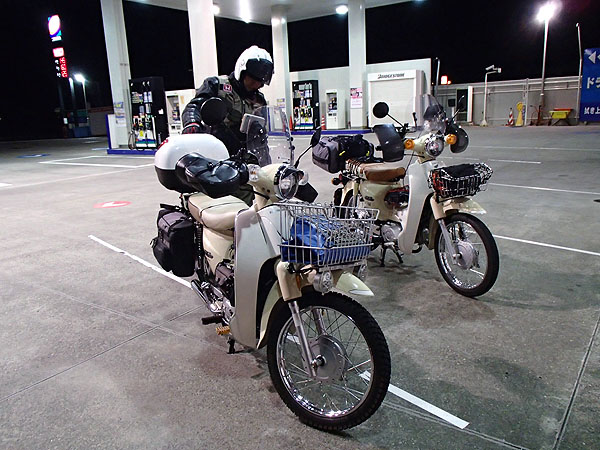 浜名湖付近のガソリンスタンドにて